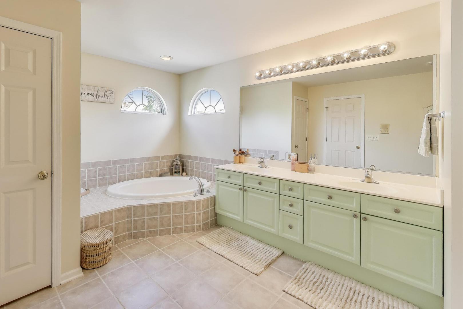 17119 West Prairieview Lane Gurnee, IL 60031 - Photo 20 of 40 a spacious bathroom with a tub sink and mirror