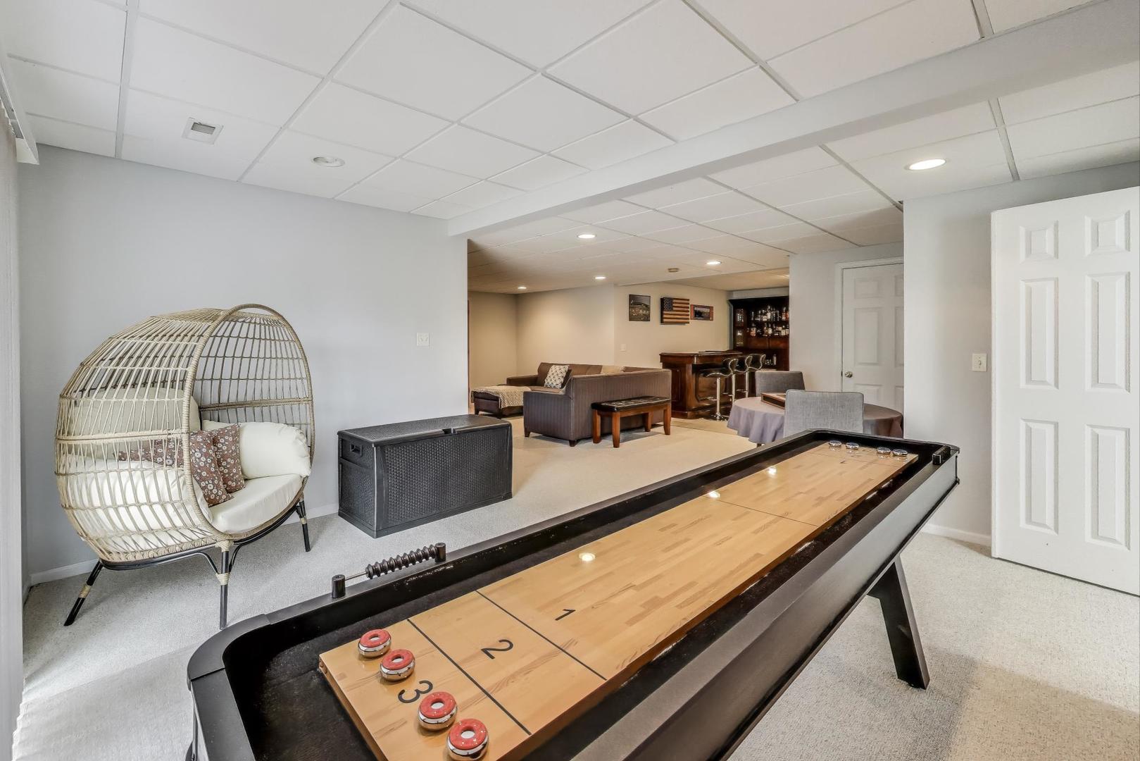 17119 West Prairieview Lane Gurnee, IL 60031 - Photo 28 of 40 a living room with furniture