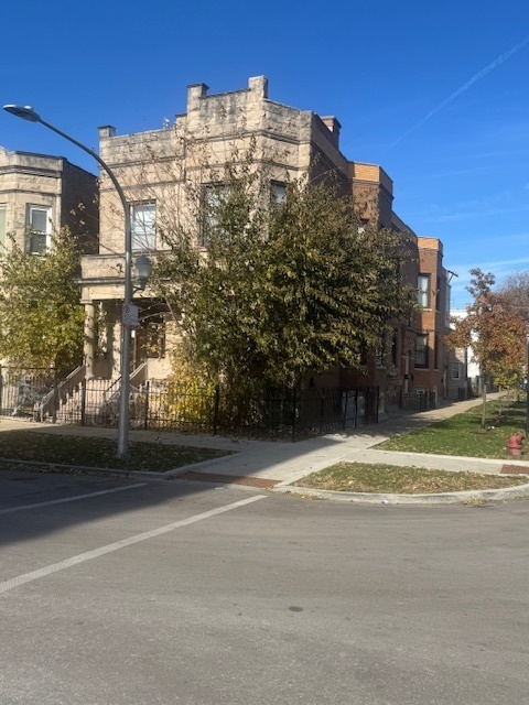 3100 West Lexington Street Chicago, IL 60612 - Photo 2 of 11 a view of tall building next to a road