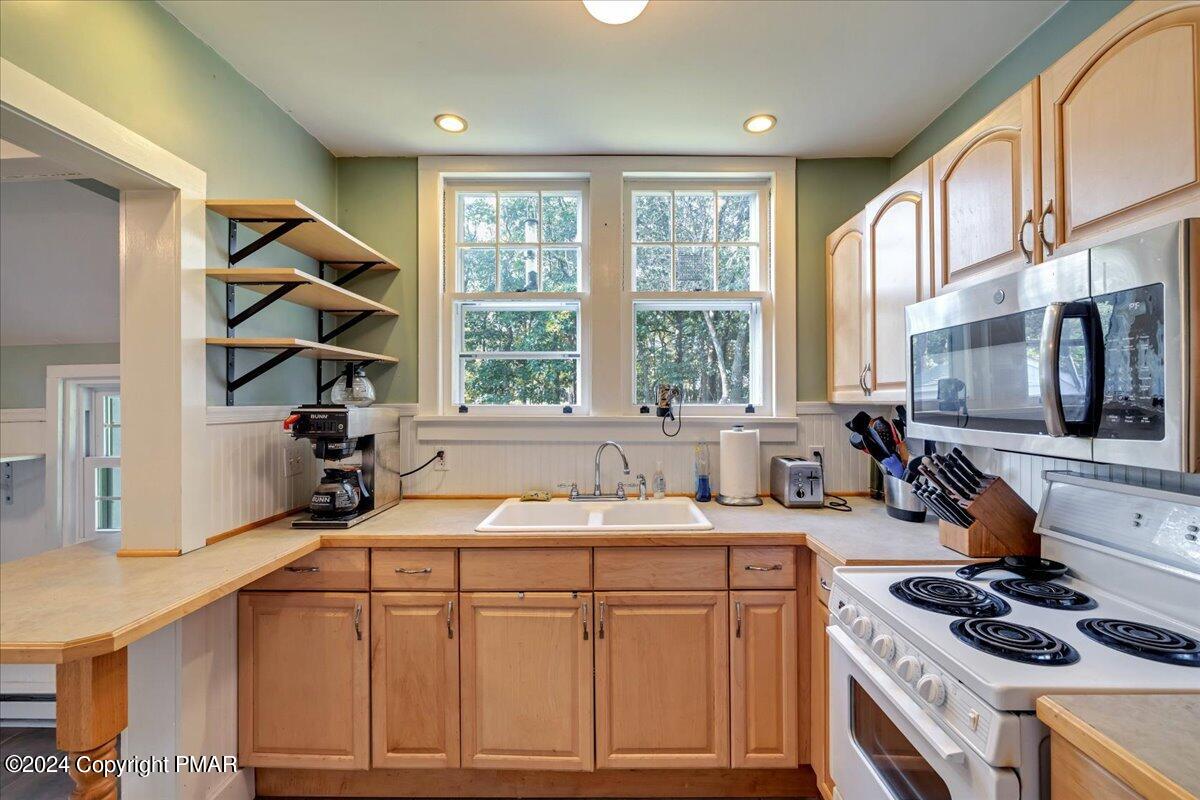 190 Knob Road Mount Pocono, PA 18344 - Photo 29 of 37 a kitchen that has a sink and a stove