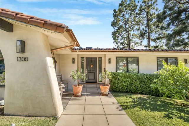 a view of a house with backyard