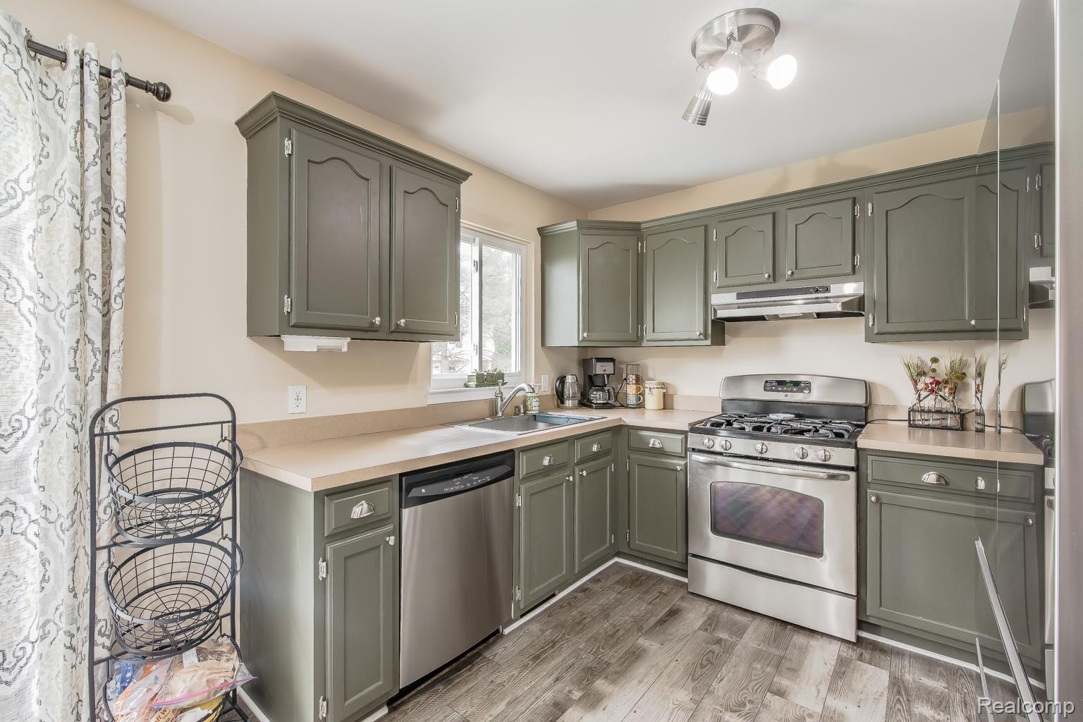 9618 Ridge Top Trail Clarkston, MI 48348 - Photo 9 of 32 Stainless Steel Appliances