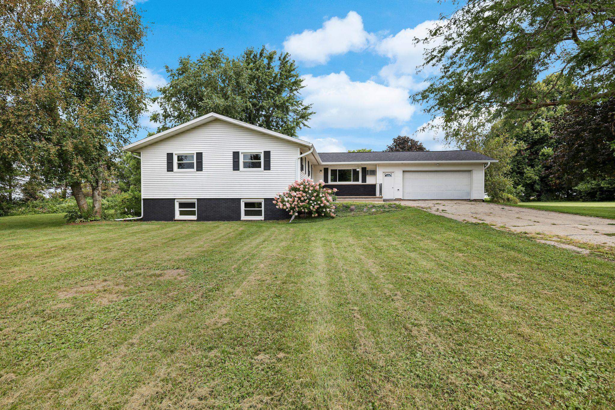 W6510 Kampen Road Arlington, WI 53911 - Photo 2 of 60 Gallery Image 2