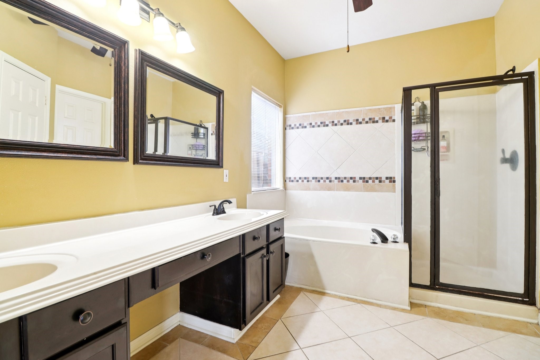 24 Dover Drive Conroe, TX 77304 - Photo 25 of 39 Primary bath