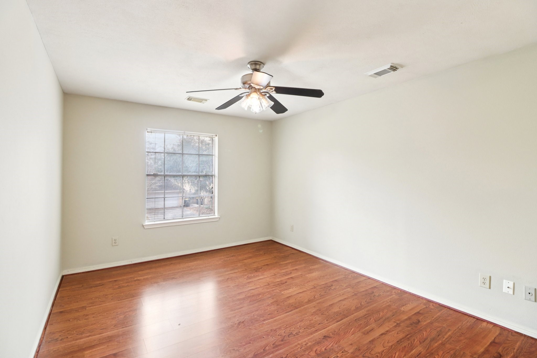 24 Dover Drive Conroe, TX 77304 - Photo 26 of 39 One of the upstairs secondary bedrooms