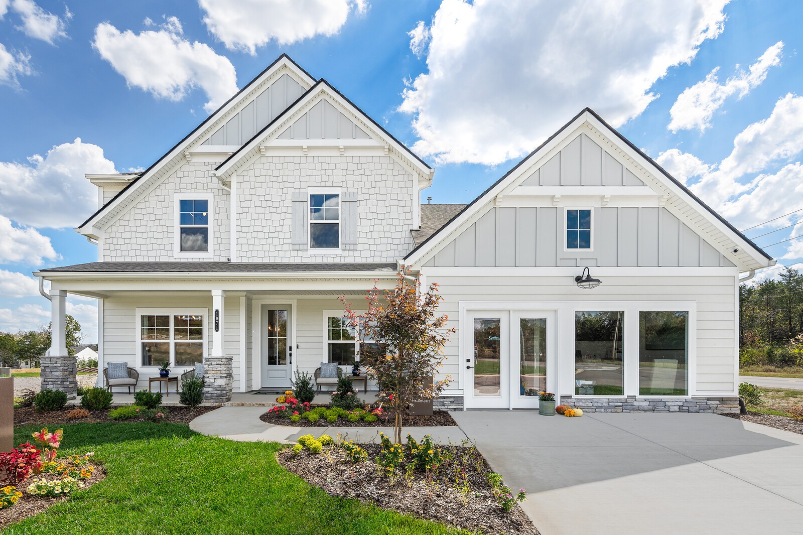 a view of a yard in front of house