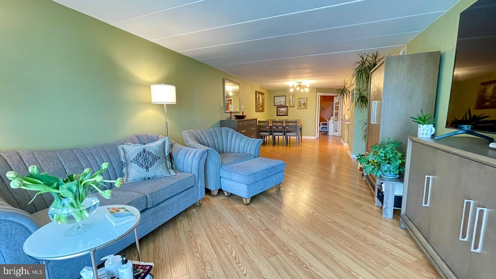 2131 Welsh Road, Unit 212 Philadelphia, PA 19115 - Photo 14 of 41 LIVING ROOM