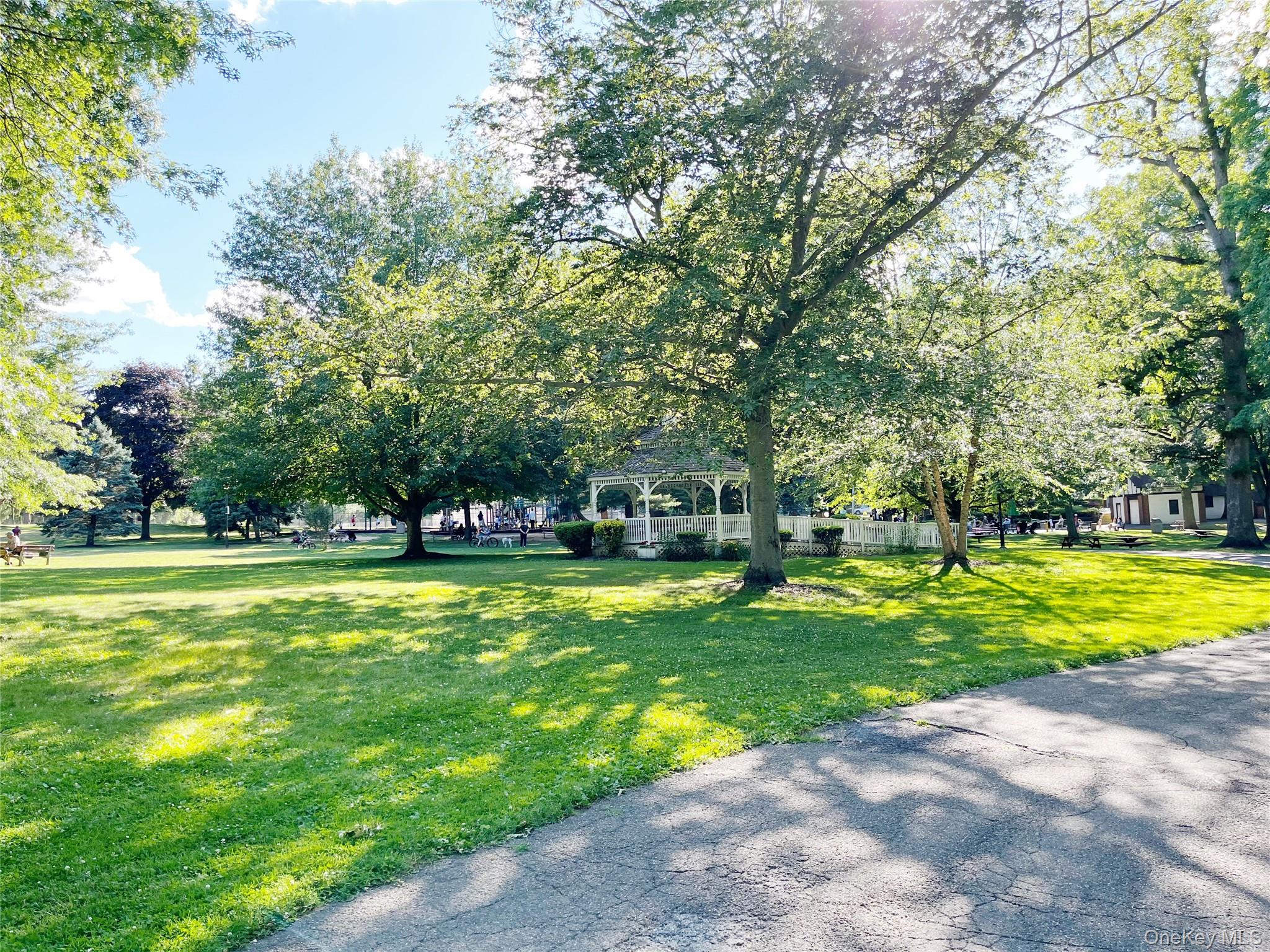 10 Canterbury Road Great Neck, NY 11021 - Photo 15 of 16