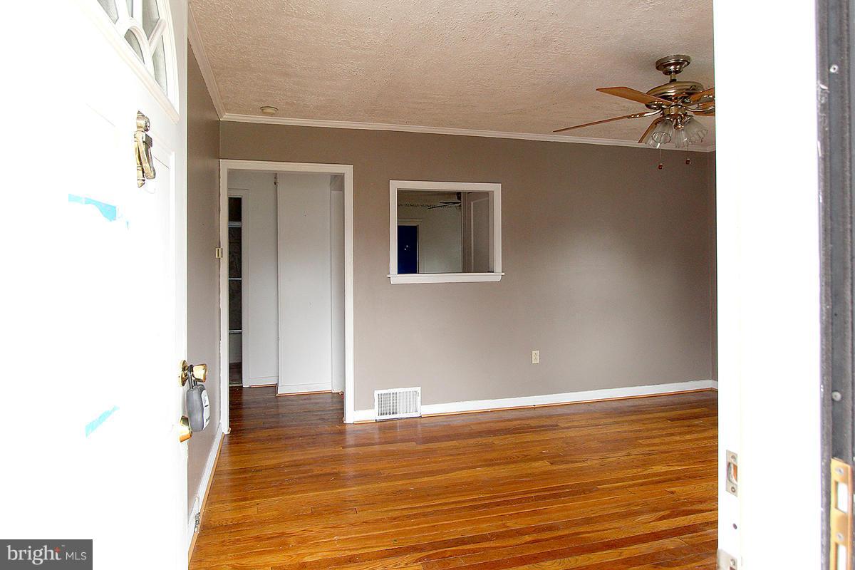 12002 Colin Road Silver Spring, MD 20906 - Photo 5 of 30 Living Room