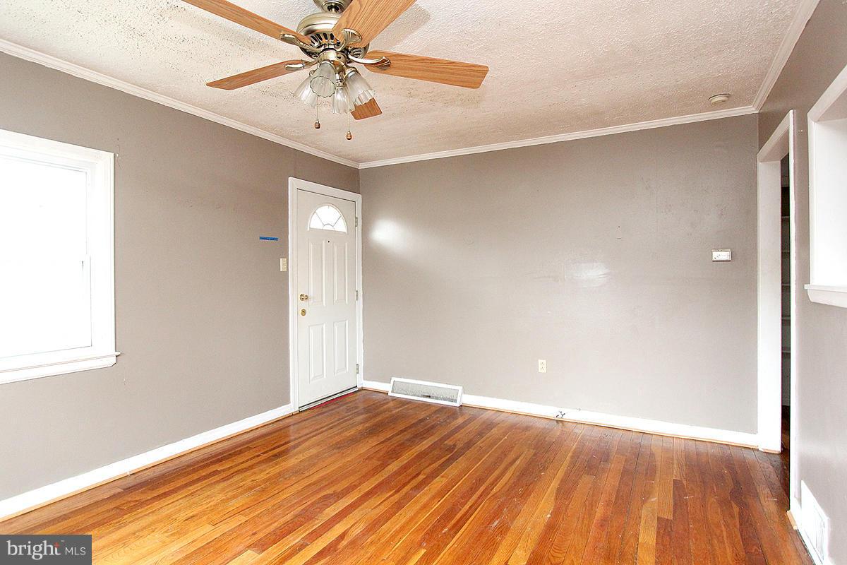 12002 Colin Road Silver Spring, MD 20906 - Photo 9 of 30 Living Room