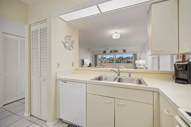 $1,950 | 880 Bird Bay Drive West, Unit 106, Venice, FL 34285