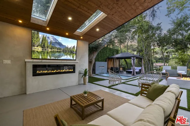 $2,100,000 | 22263 Flanco Road, Woodland Hills, CA 91364