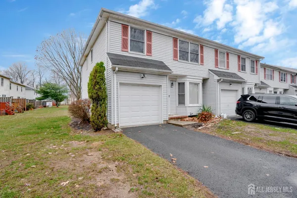 $425,000 | 1 Tree Top Road, Middlesex, NJ 08846
