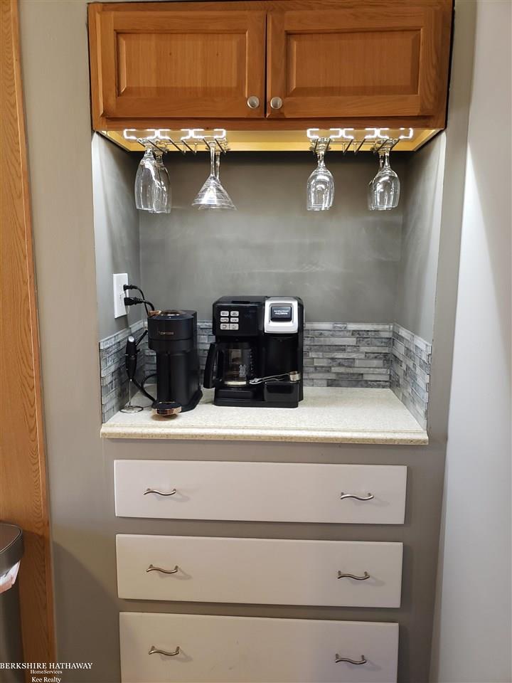 11372 Erdmann Road Sterling Heights, MI 48314 - Photo 19 of 35 Coffee and wine bar