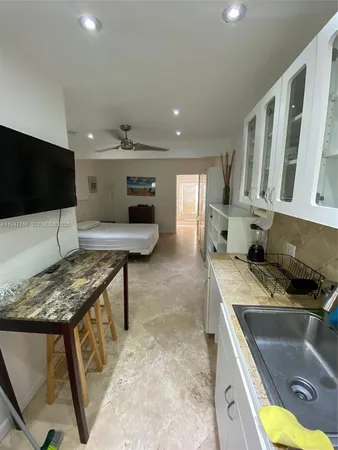 $1,650 | 635 8th Street, Unit 203, Miami Beach, FL 33139