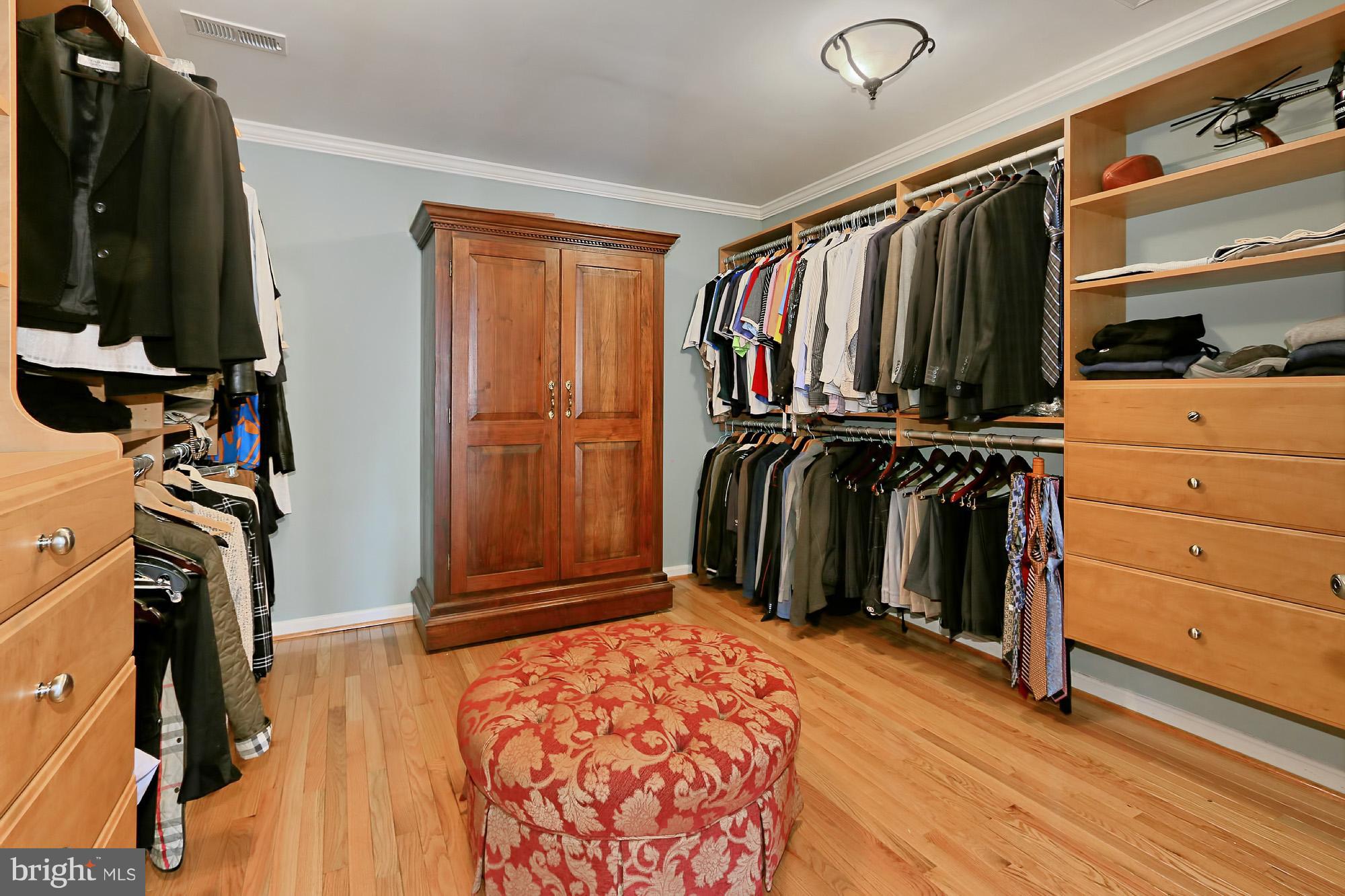 6160 Cobbs Road Alexandria, VA 22310 - Photo 18 of 30 Large walk-in closet