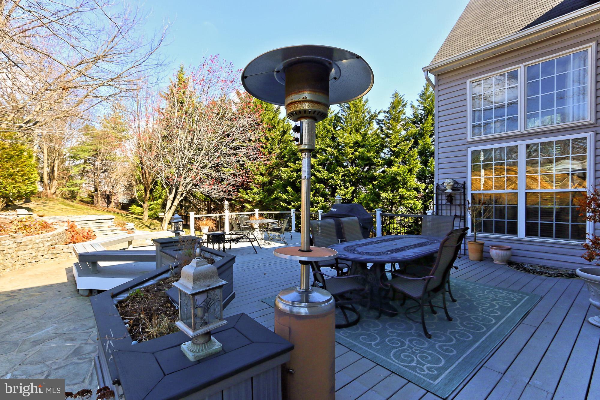 6160 Cobbs Road Alexandria, VA 22310 - Photo 28 of 30 Large deck with trex benches