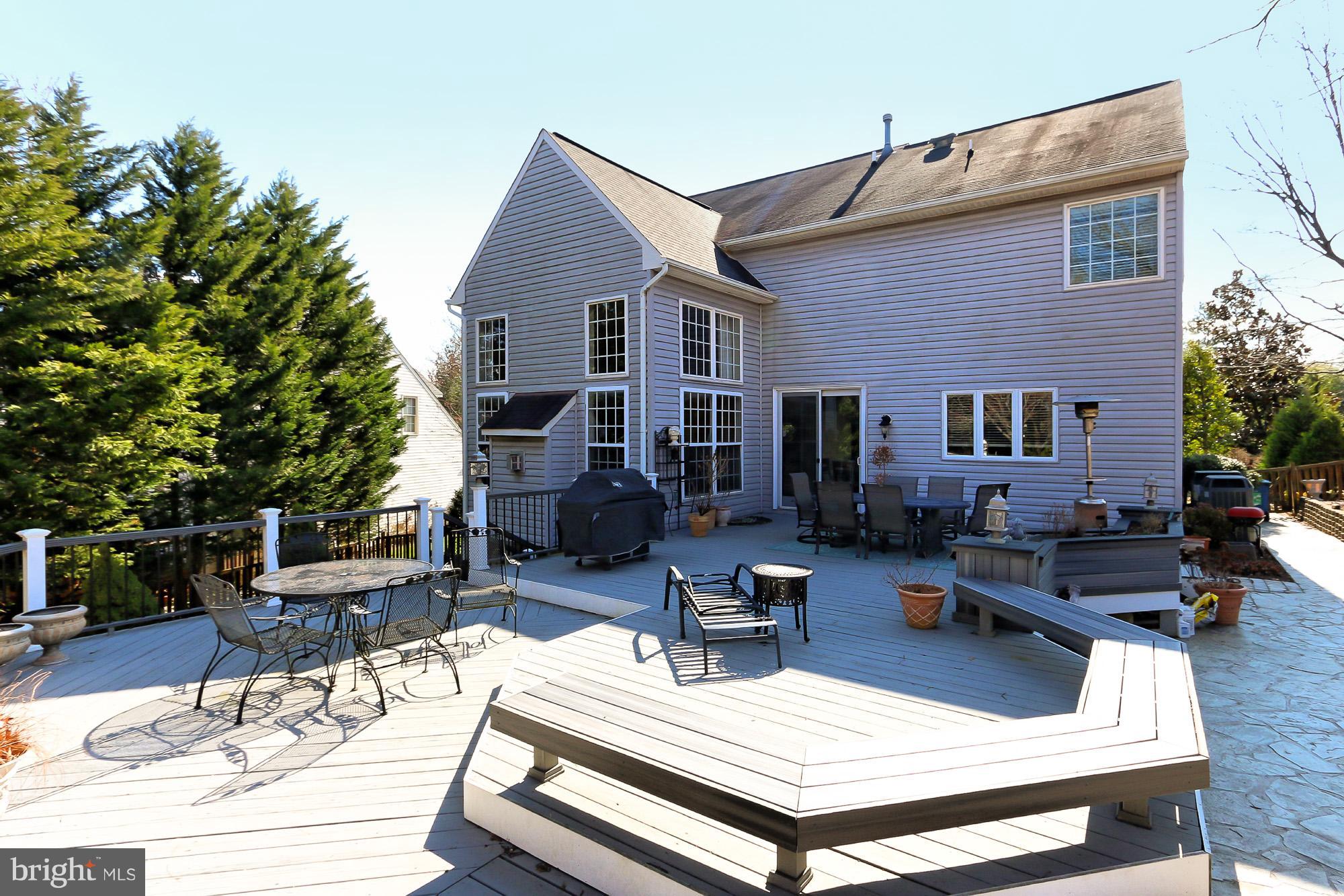 6160 Cobbs Road Alexandria, VA 22310 - Photo 29 of 30 Large deck with trex benches