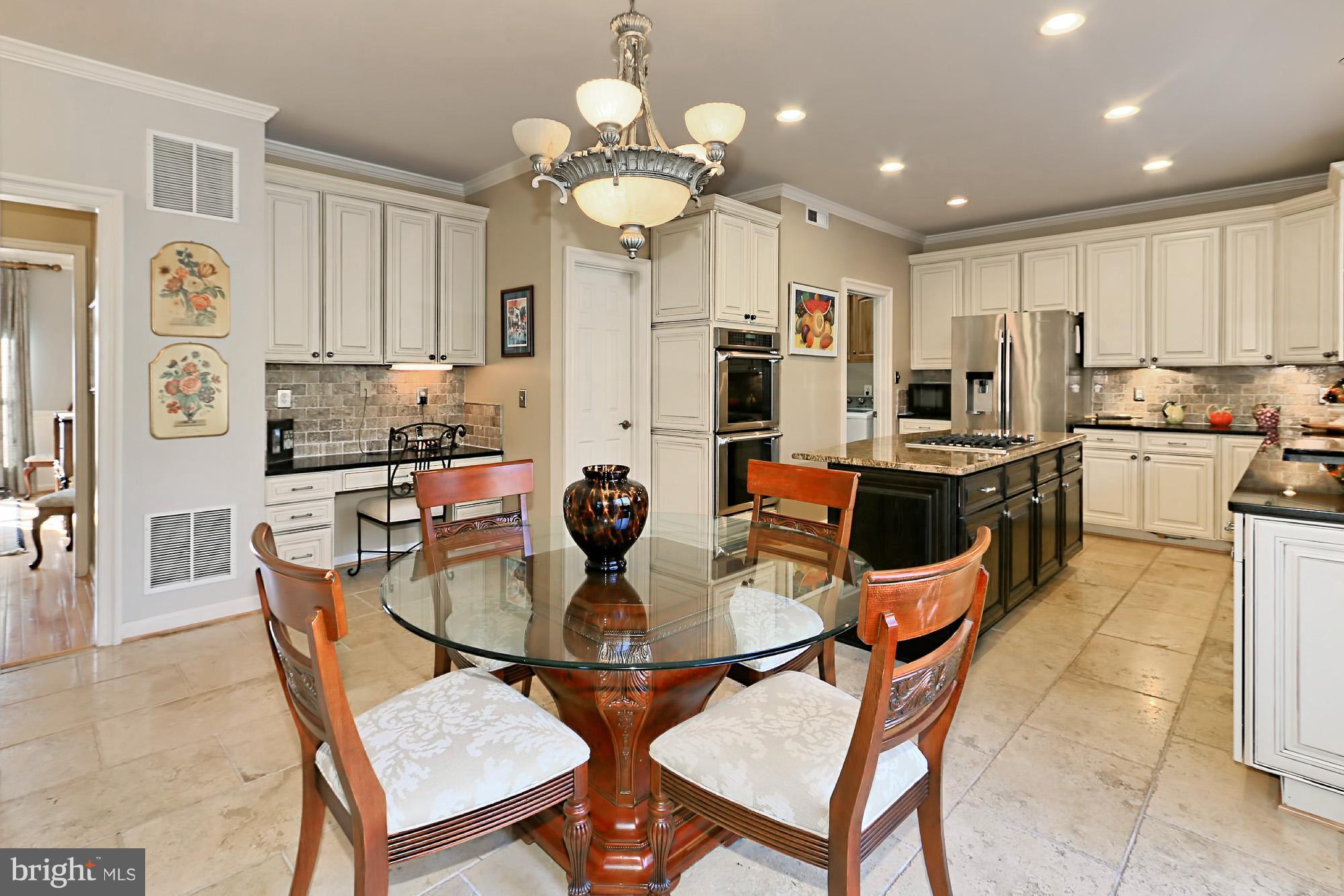 Eat-in Kitchen