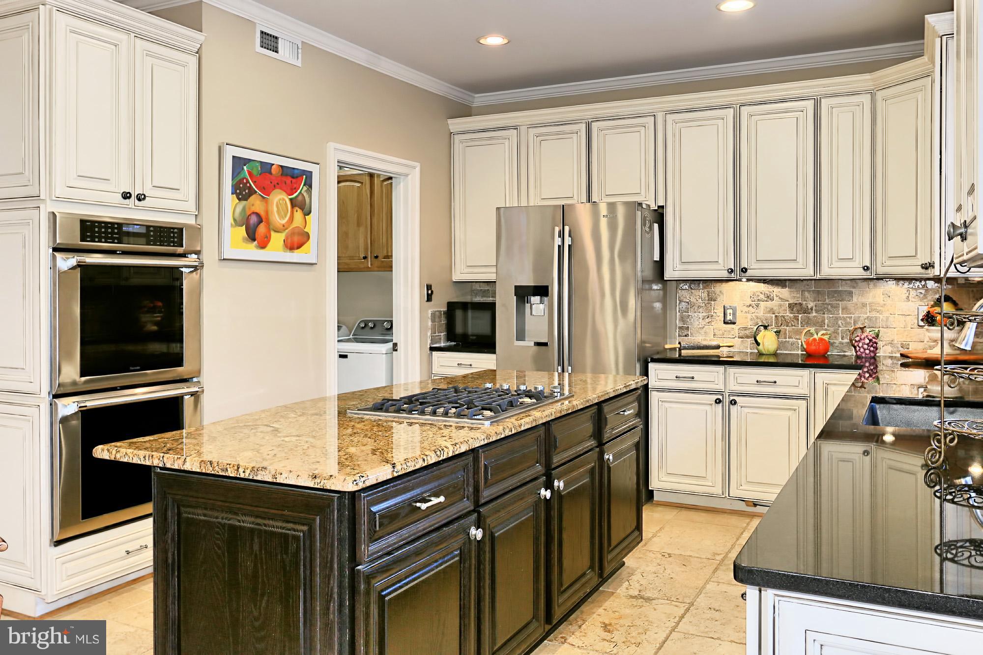 Gourment Kitchen w/ high end appliances