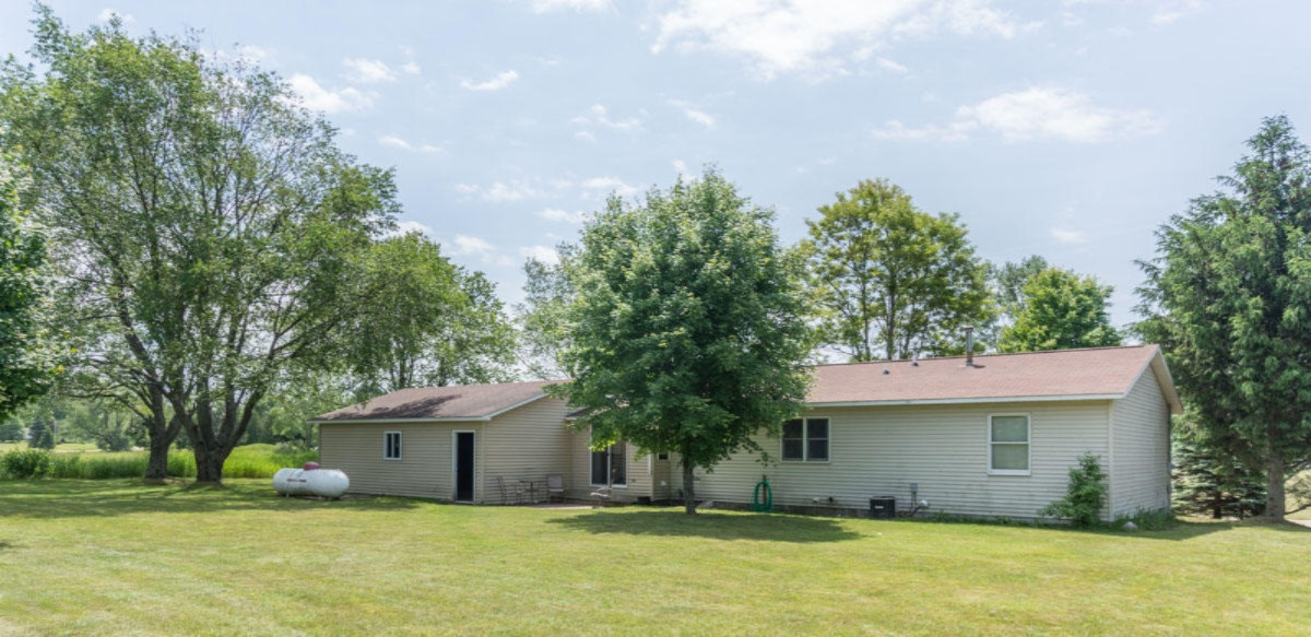 21392 West 6 Mile Road Reed City, MI 49677 - Photo 3 of 23 back of home