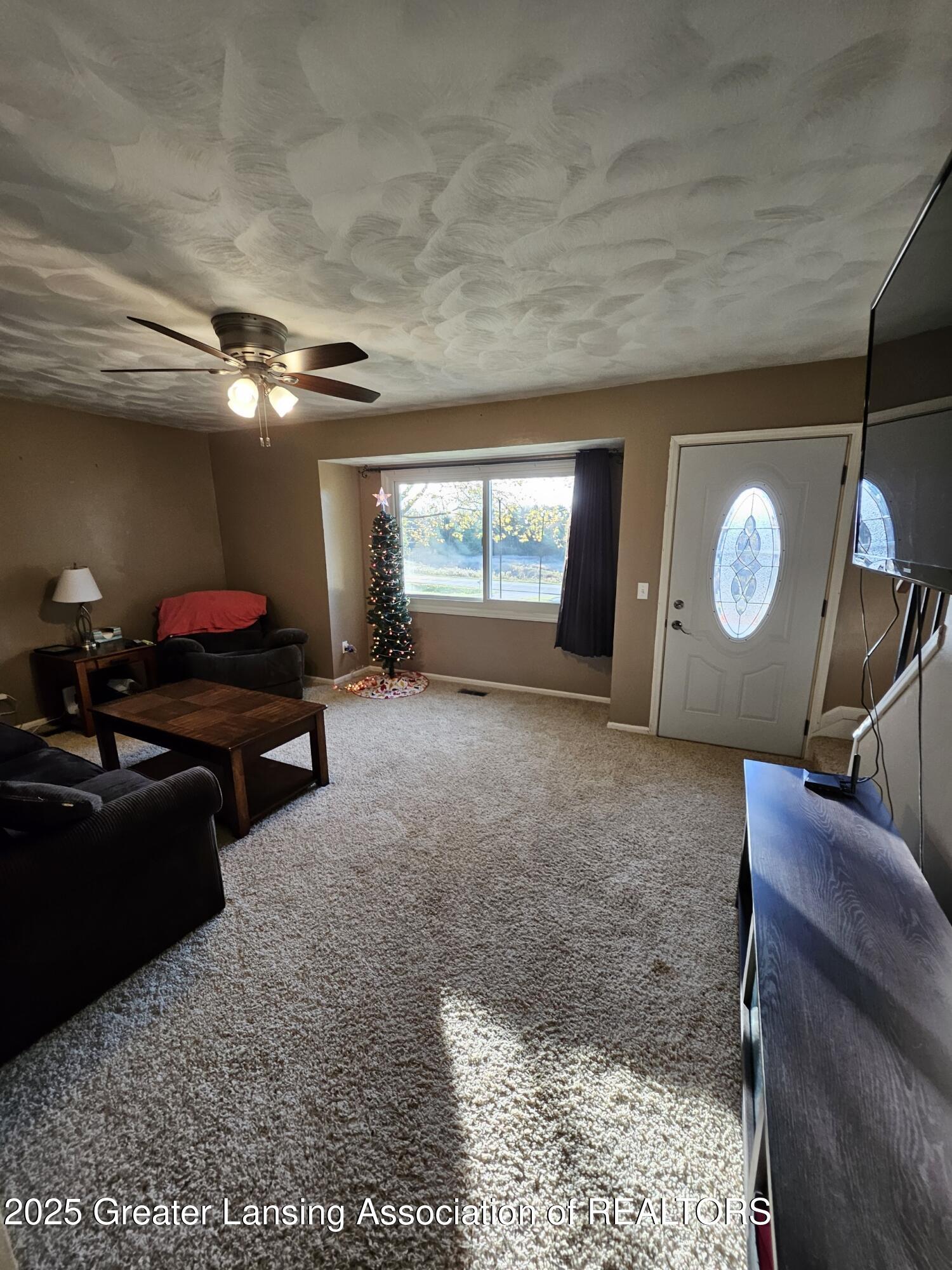 6089 South Loomis Road St. Johns, MI 48879 - Photo 9 of 31 Living room