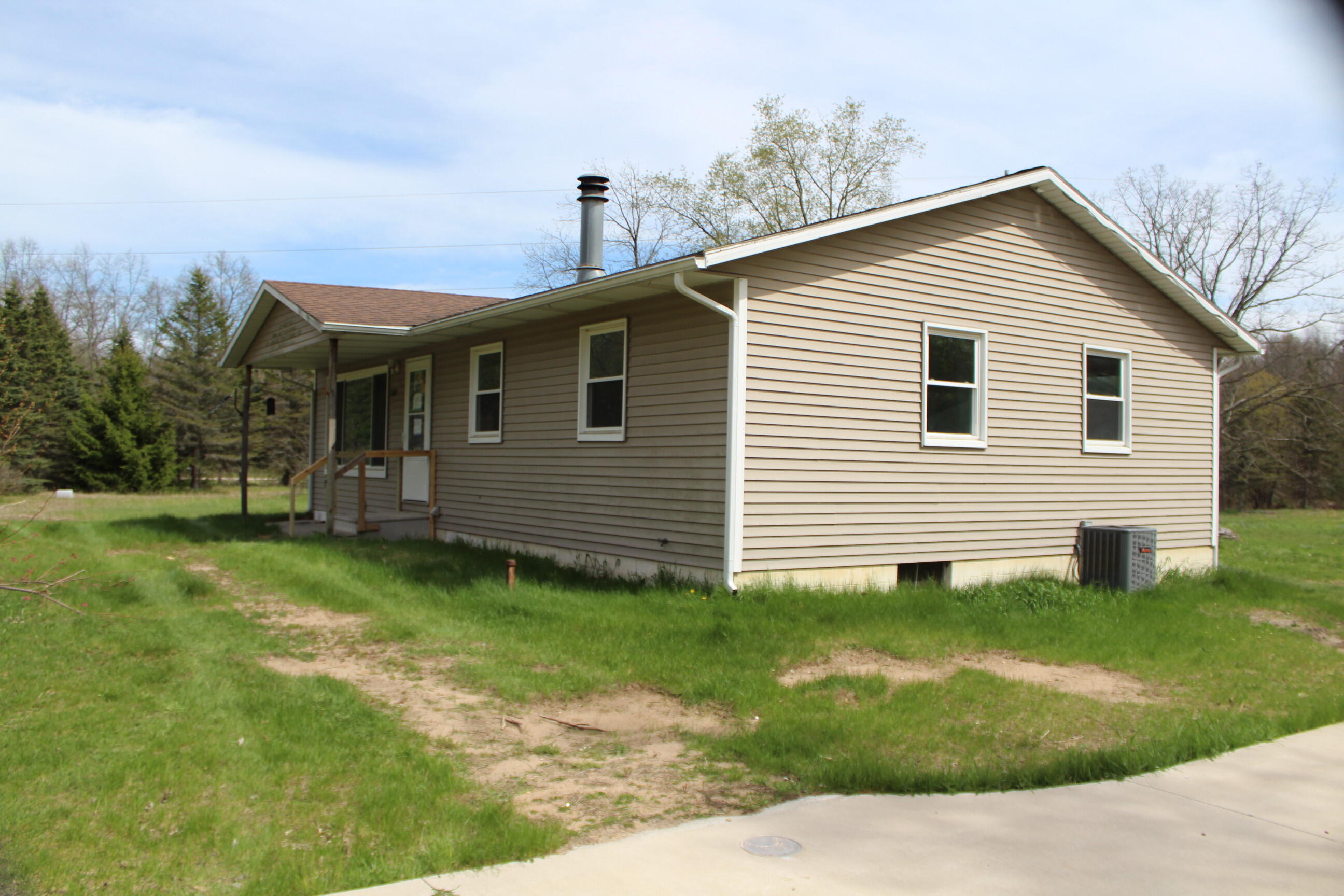 2465 East Arthur Road Rothbury, MI 49452 - Photo 5 of 15 SIDE RIGHT
