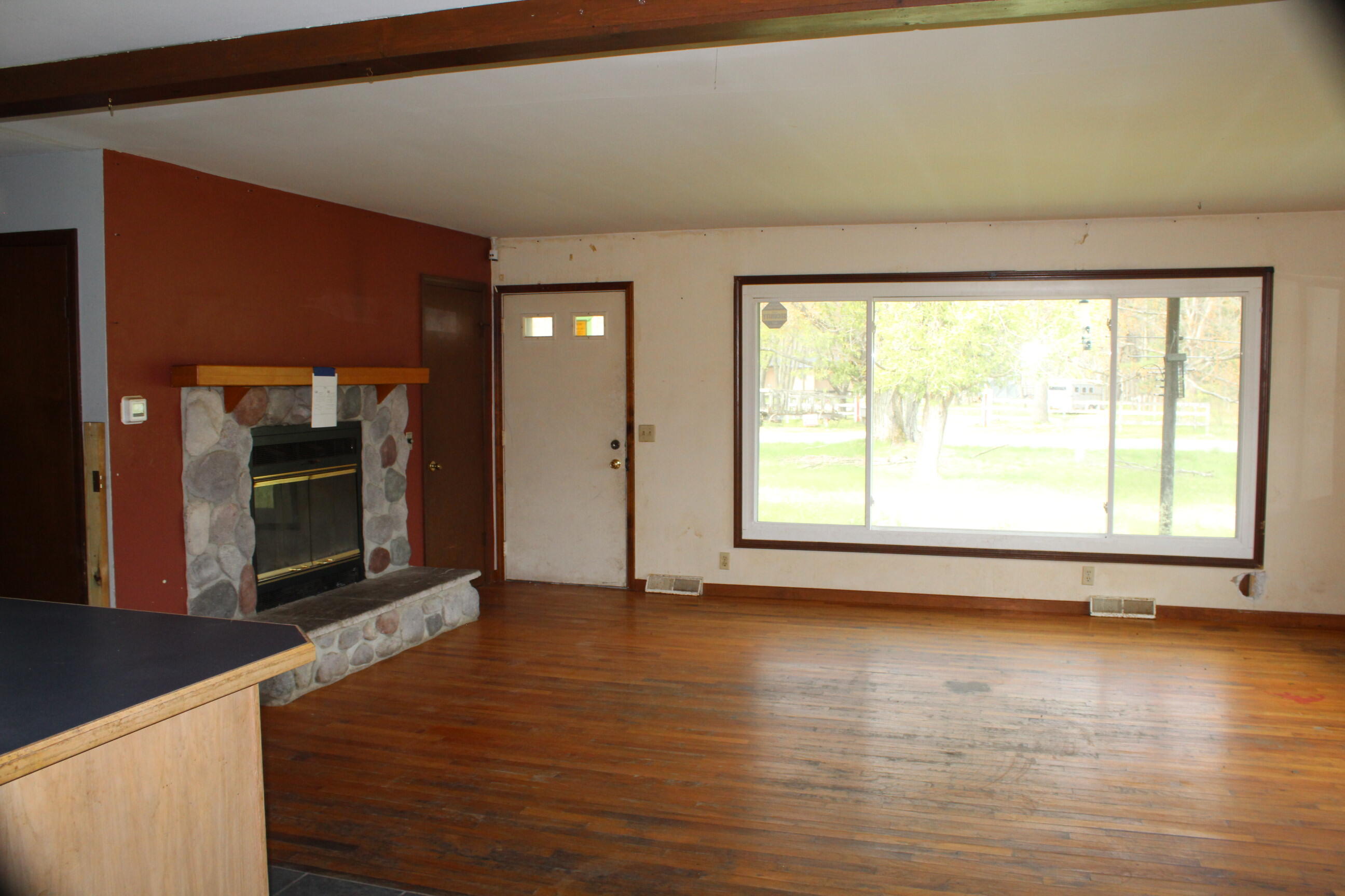 2465 East Arthur Road Rothbury, MI 49452 - Photo 8 of 15 LIVINGROOM