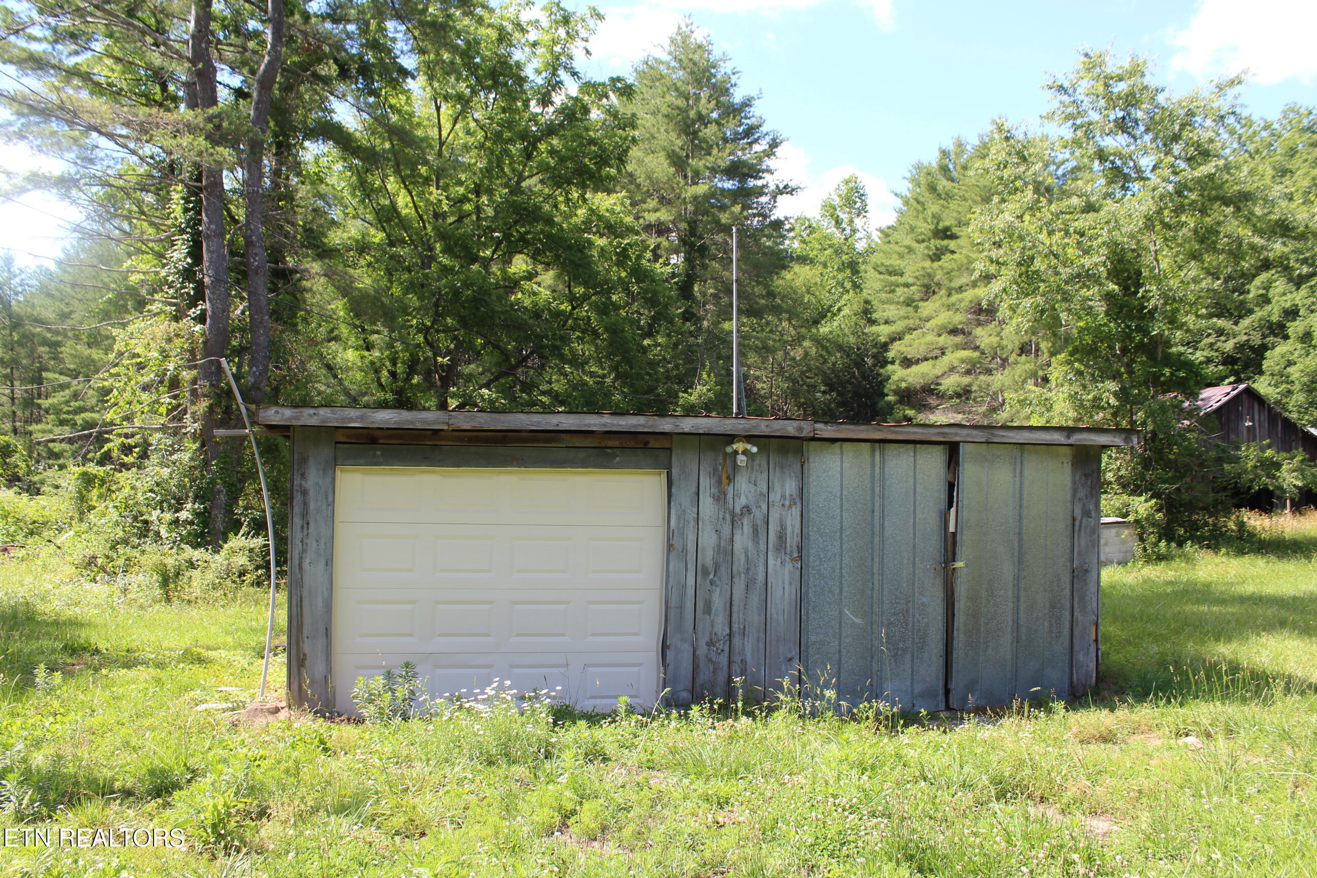 704 Annadel Road Lancing, TN 37770 - Photo 7 of 39 007
