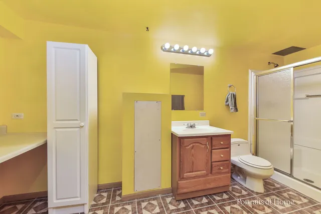 a view of a house with backyard and garden