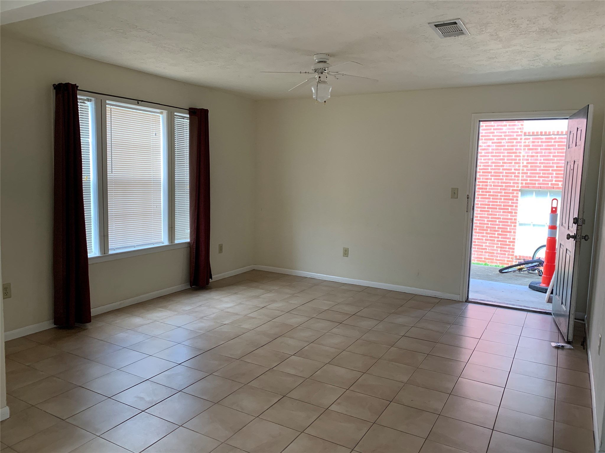 4310 College Main Street Bryan, TX 77801 - Photo 14 of 19 an empty room with windows and closet