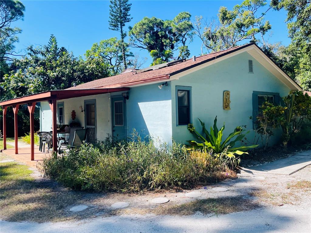 550 46th Street Sarasota, FL 34234 - Photo 4 of 48 a front view of house with yard and green space