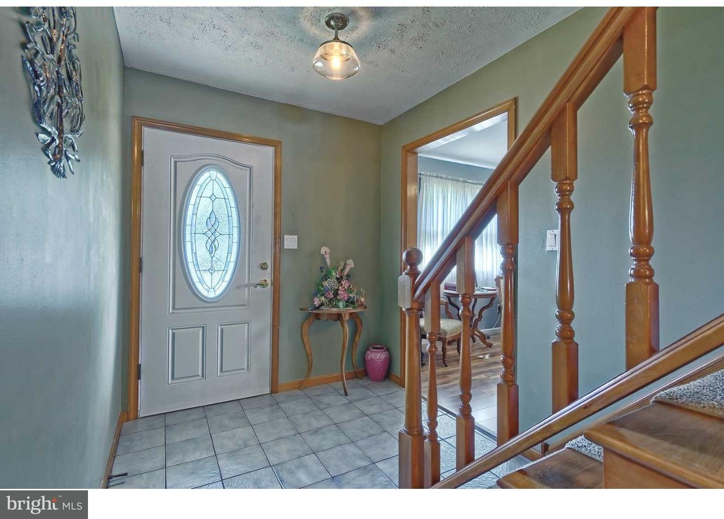 137 Quaker Road Pennsville, NJ 08070 - Photo 3 of 25 Foyer
