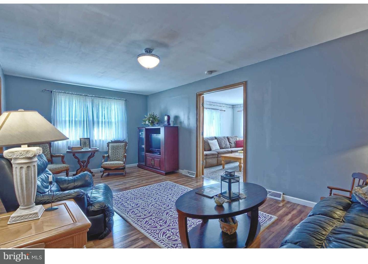 137 Quaker Road Pennsville, NJ 08070 - Photo 9 of 25 Living Room