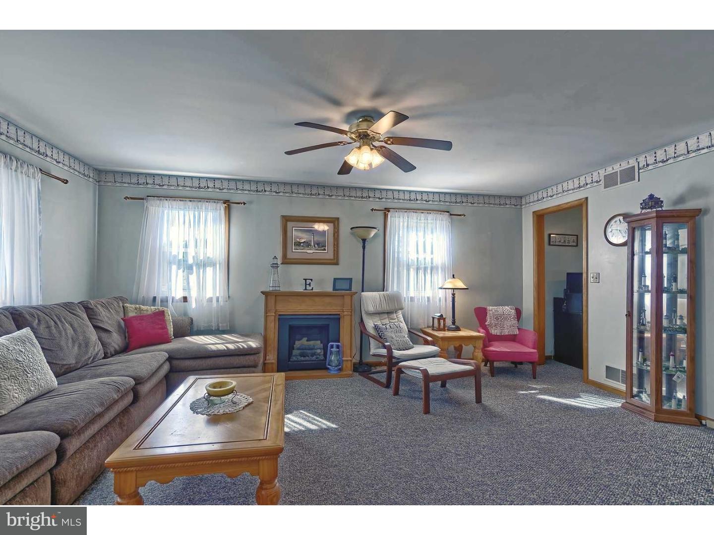137 Quaker Road Pennsville, NJ 08070 - Photo 10 of 25 Family Room