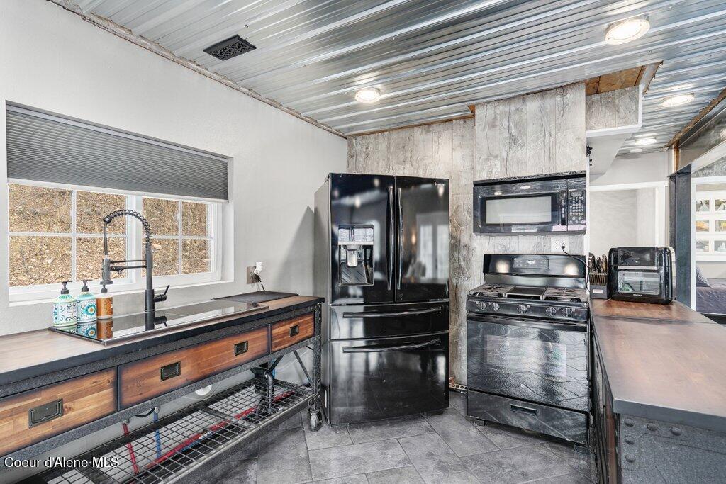 411 Pine Street Mullan, ID 83846 - Photo 8 of 33 Modern Design and Appliances