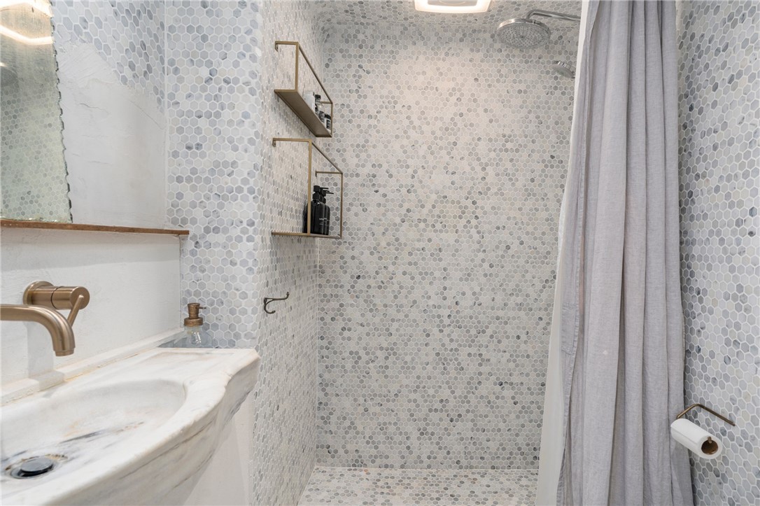 36 Kay Street, Unit 3 Newport, RI 02840 - Photo 15 of 28 Bathroom