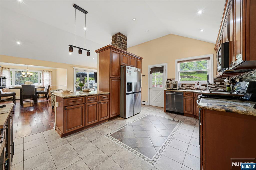 22 Federal Hill Road Pompton Lakes, NJ 07442 - Photo 9 of 40