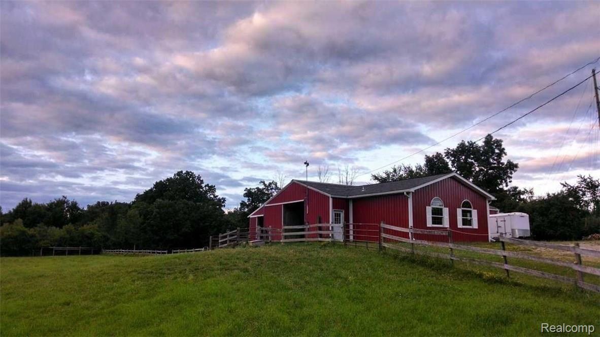 1385 East Thompson Road Holly, MI 48442 - Photo 9 of 68 1385 barn.jpg