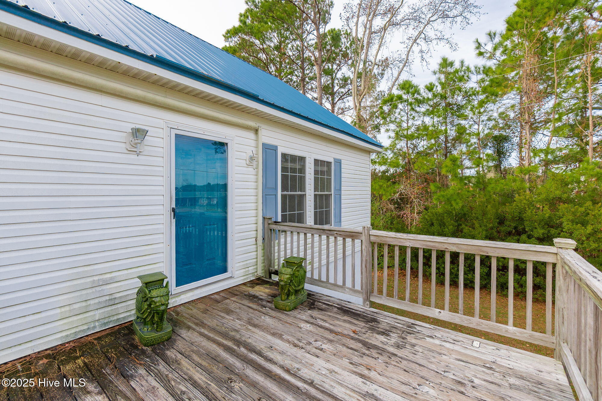 1155 State Rte 101 Beaufort, NC 28516 - Photo 5 of 37 Front deck