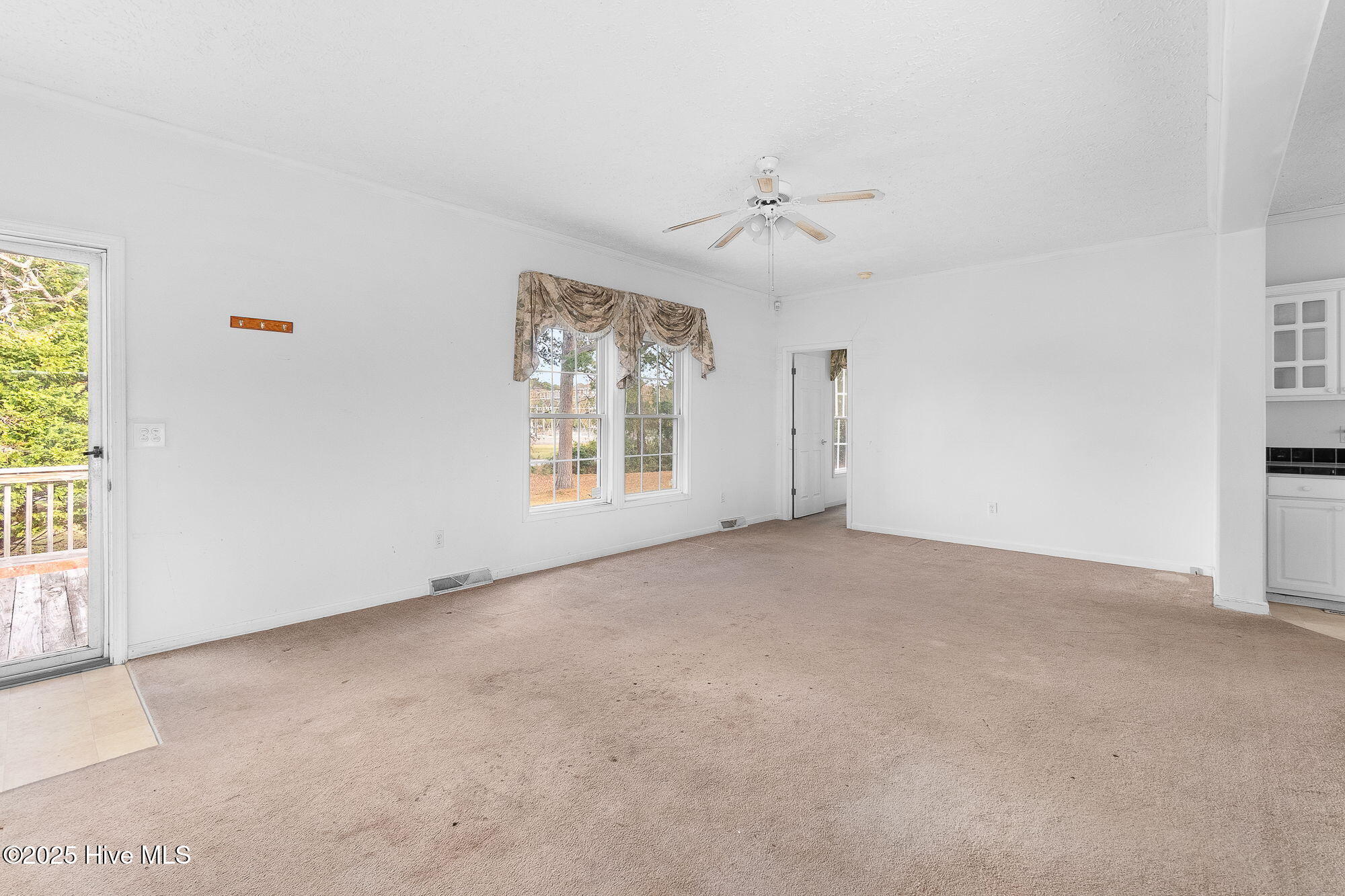 1155 State Rte 101 Beaufort, NC 28516 - Photo 8 of 37 Living Room