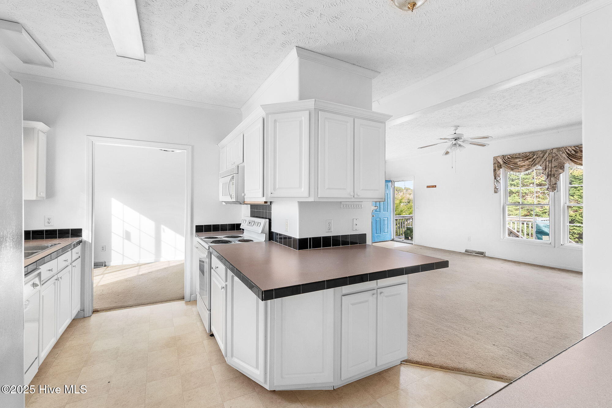 1155 State Rte 101 Beaufort, NC 28516 - Photo 10 of 37 Kitchen/Dining/Living Room
