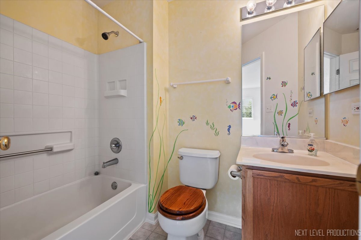 3382 Ravinia Circle, Unit 3382 Aurora, IL 60504 - Photo 24 of 33 a bathroom with a sink a toilet and a bathtub