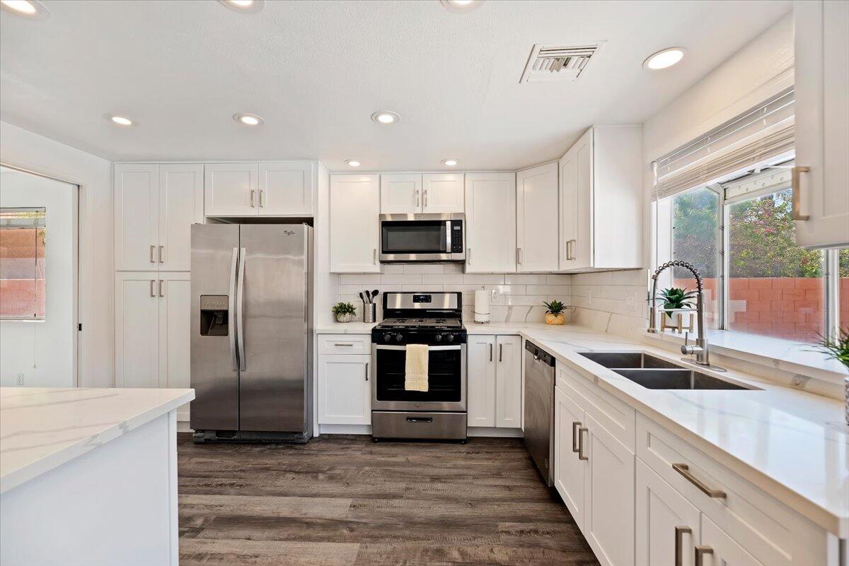 68635 Panorama Road Cathedral City, CA 92234 - Photo 26 of 58 20-Kitchen
