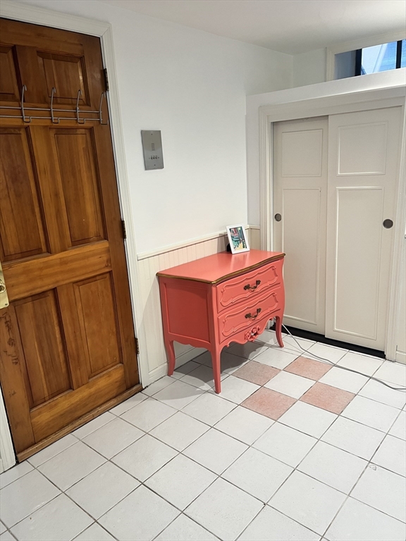 69 North Margin Street, Unit B Boston, MA 02113 - Photo 3 of 15 a room with window