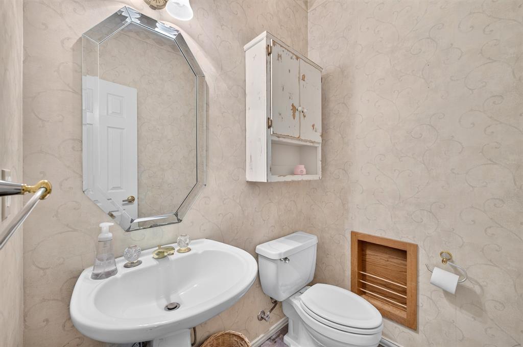 659 Allen Road Coppell, TX 75019 - Photo 17 of 36 Downstairs half bath