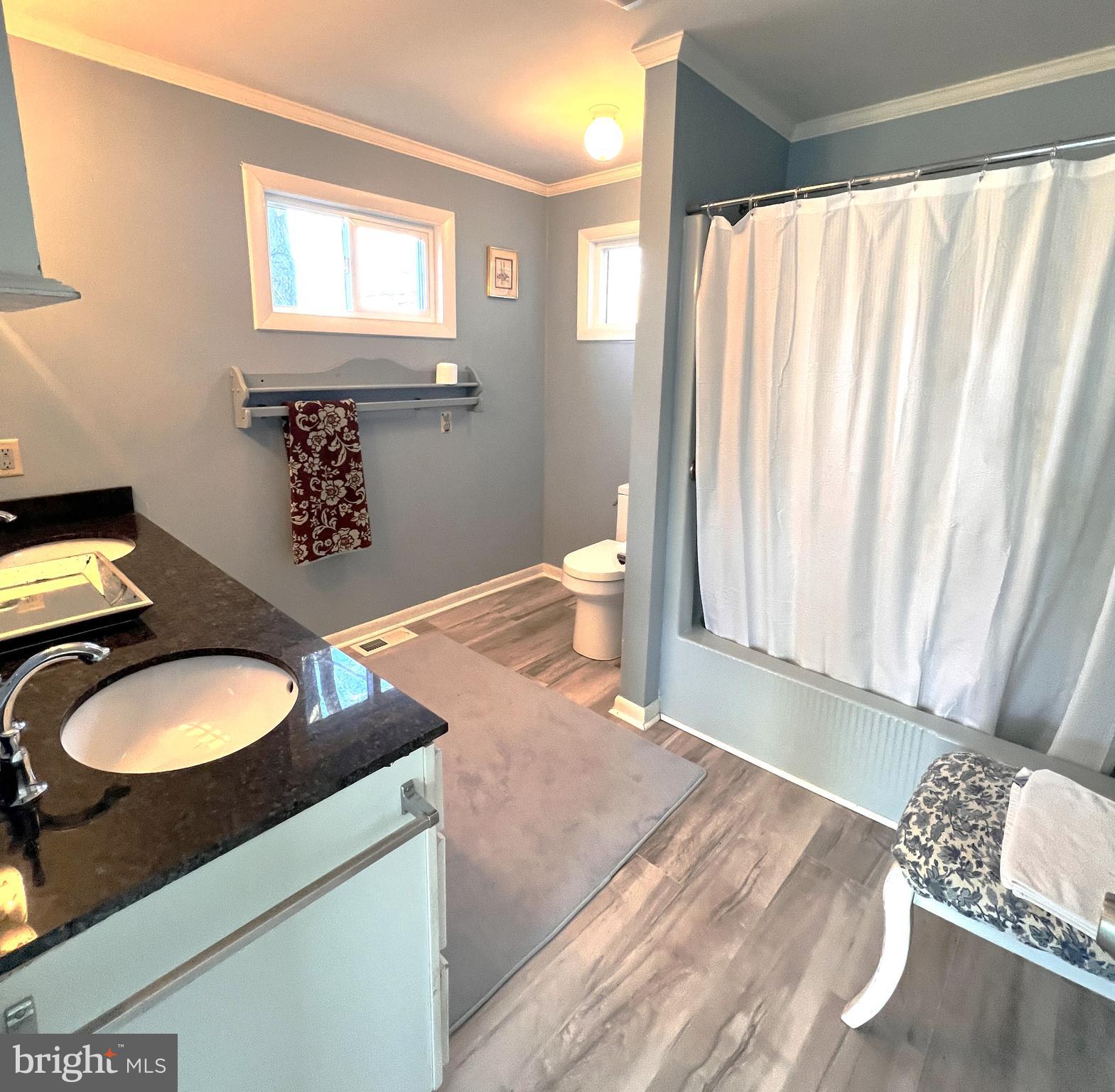 152 Swann Court Reedville, VA 22539 - Photo 23 of 33 a bedroom with a bed and curtain