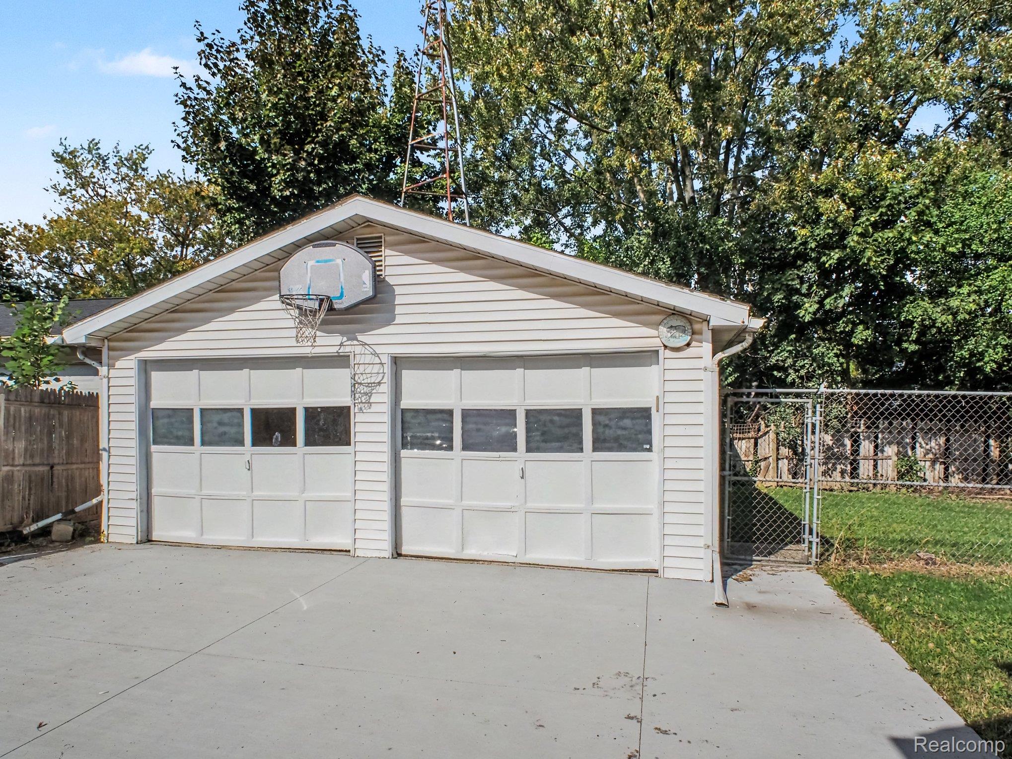 2840 Miller Road Flint, MI 48503 - Photo 39 of 49 Two-car detached garage with white siding