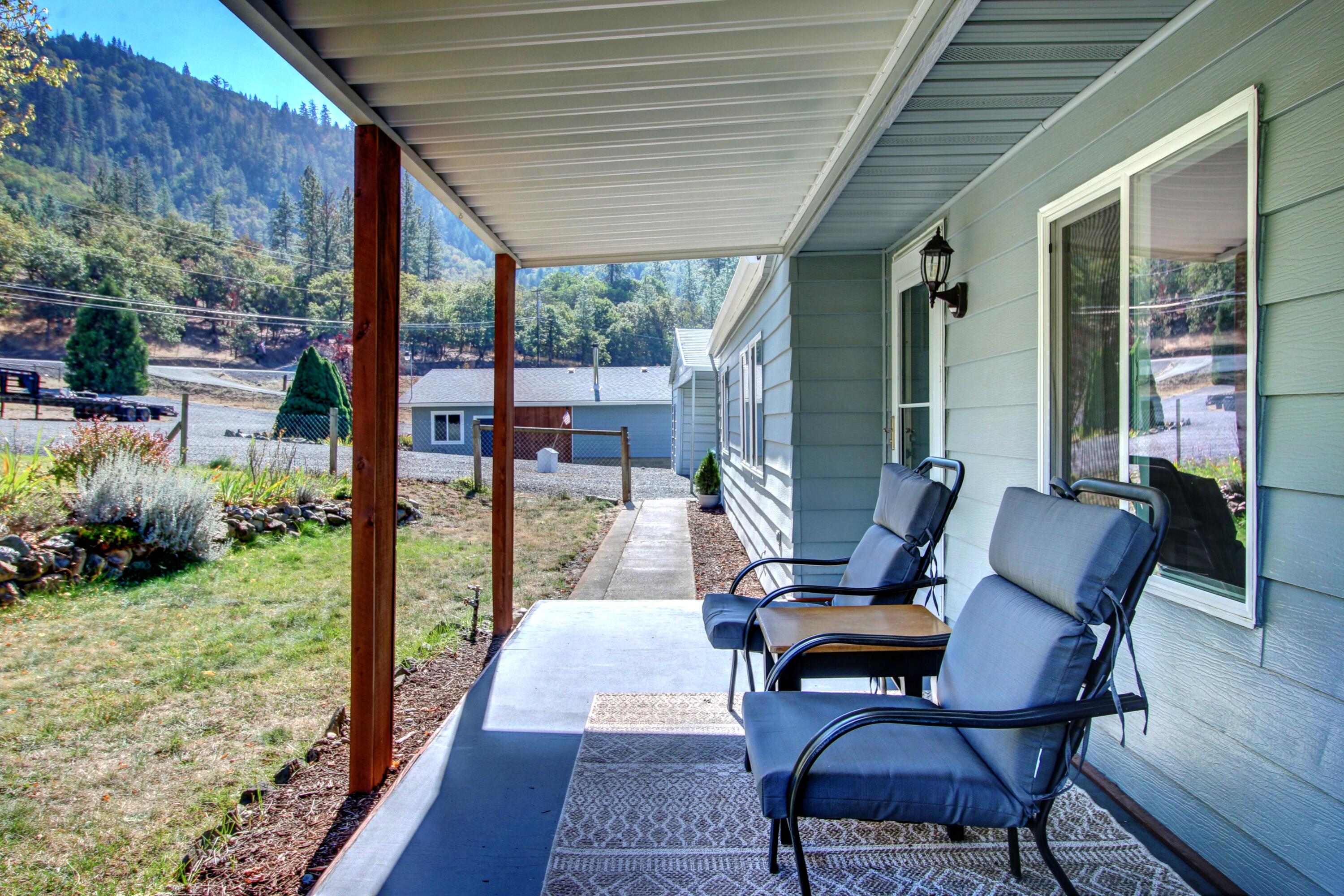 2001 Wards Creek Road Rogue River, OR 97537 - Photo 6 of 57 01 Front Deck