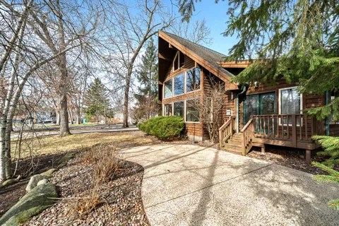 $819,500 | 242 Waubun Drive, Fontana, WI 53125